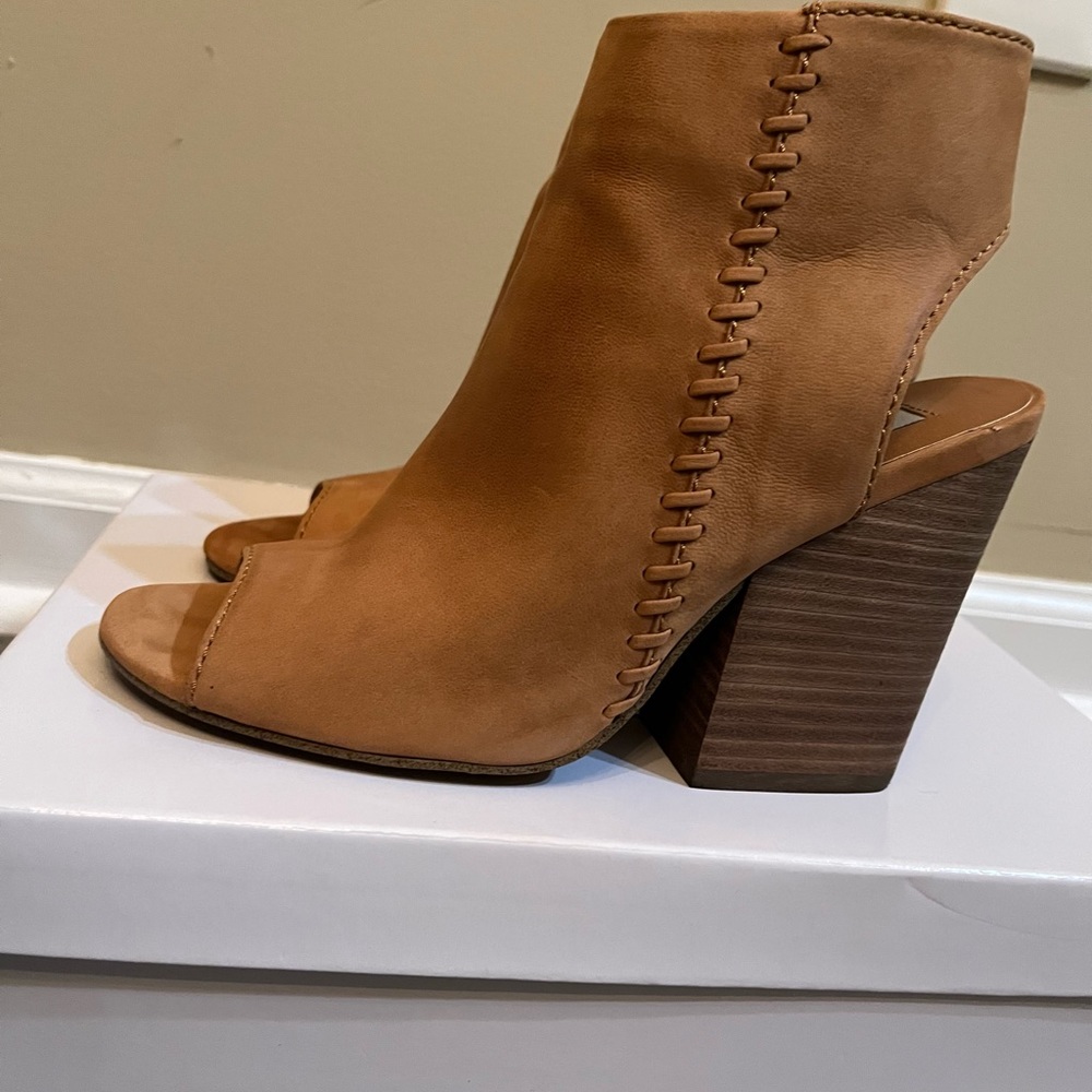 Tan Steve Madden Heels, Size 8 - Picture 4 of 6